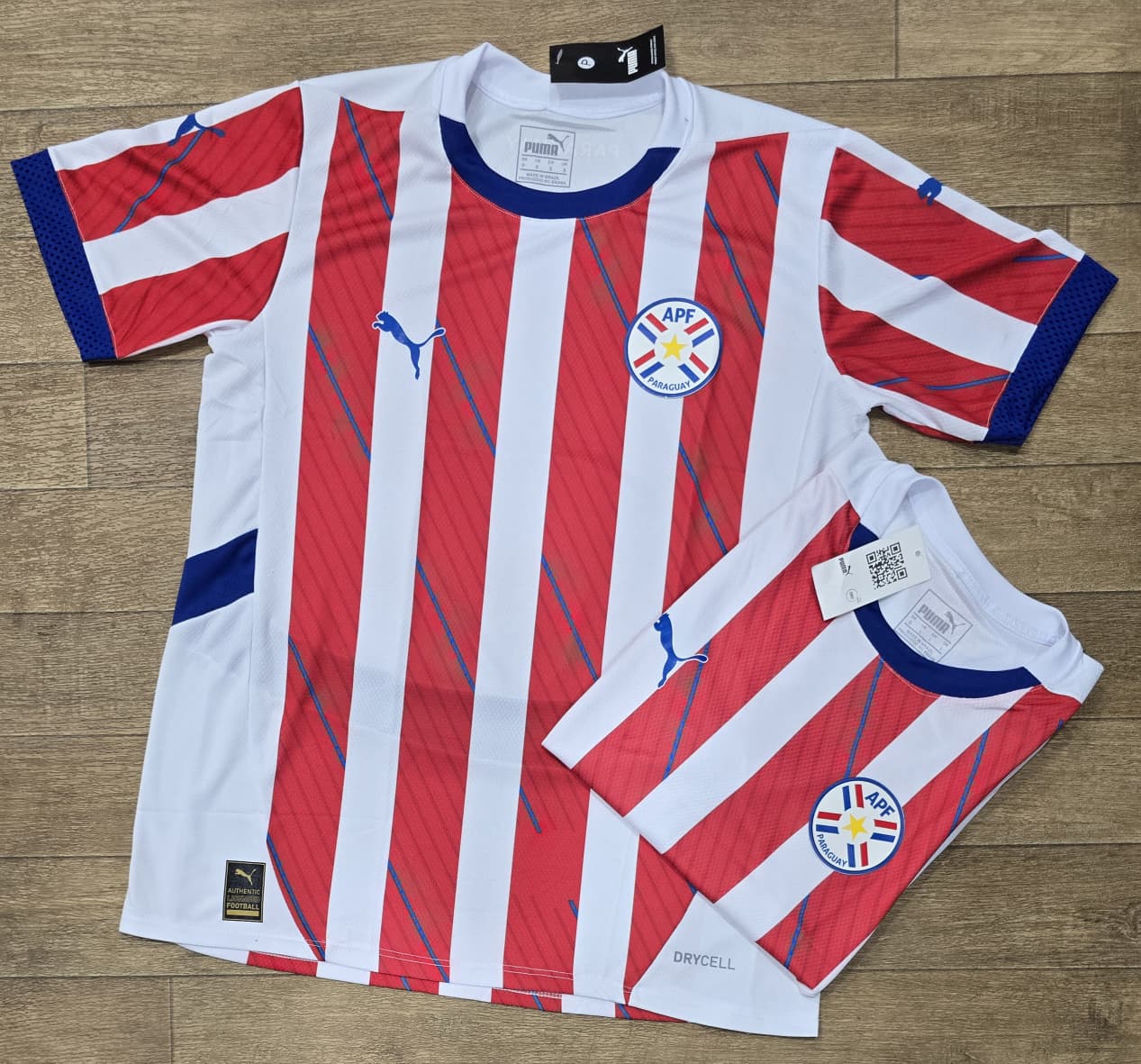 Promo dos Camaisetas de la Albirroja con el logo Bordado