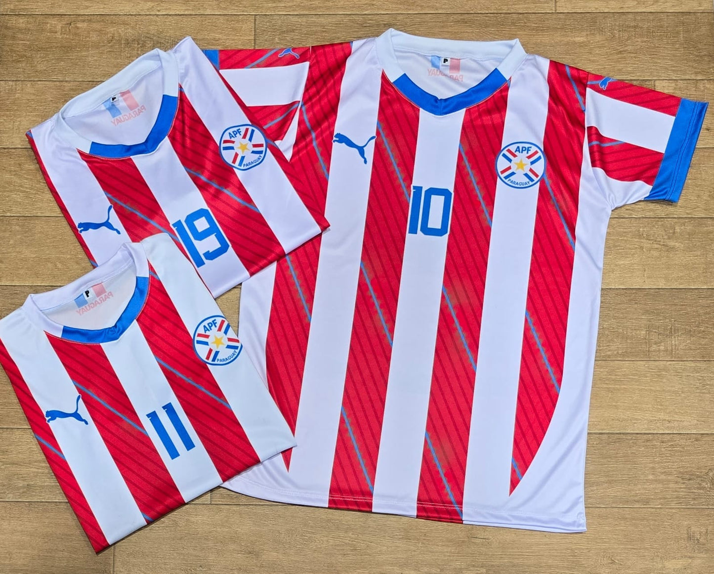 Promo dos Camaisetas de la Albirroja con el logo Bordado