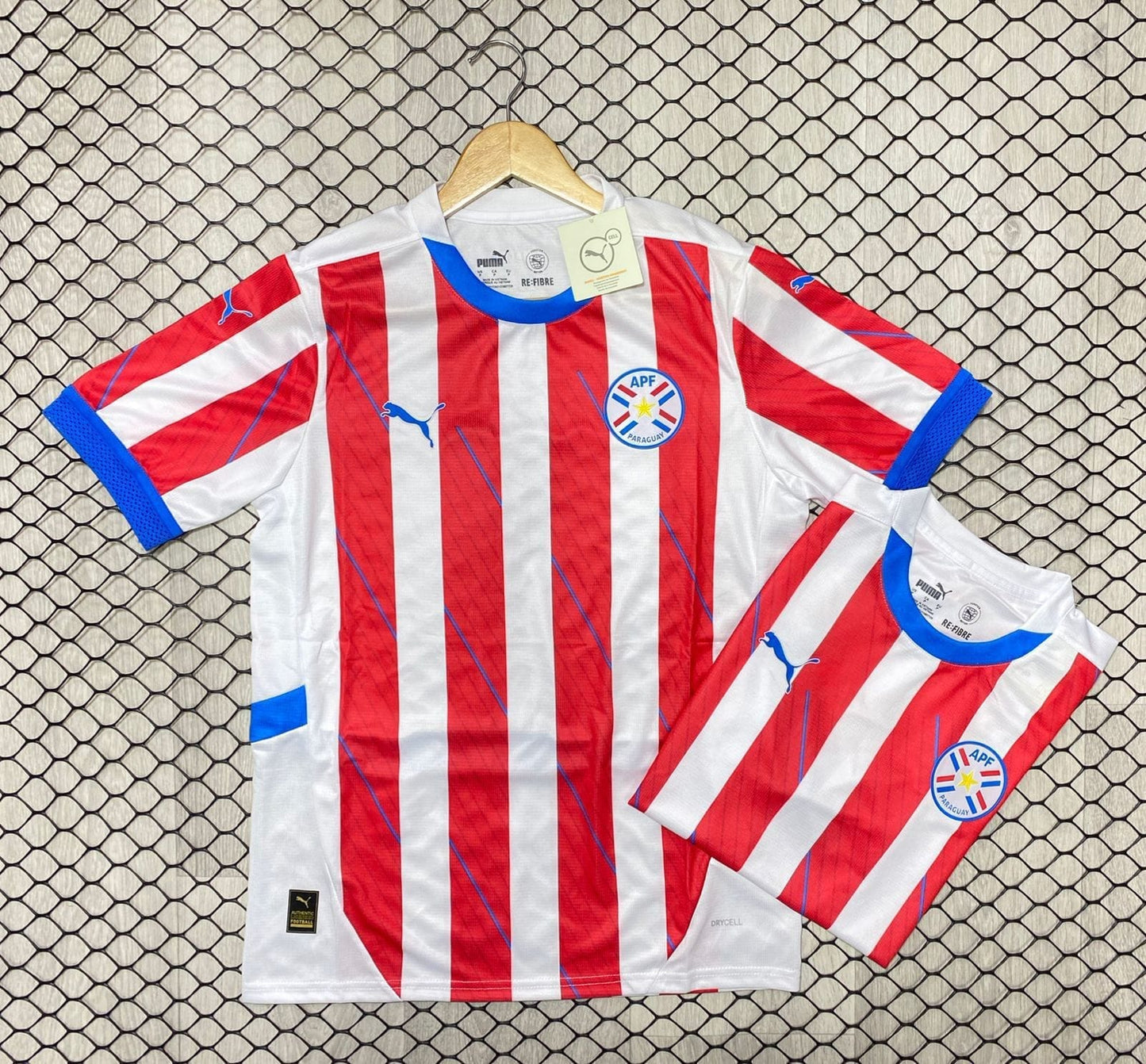 Promo dos Camaisetas de la Albirroja con el logo Bordado